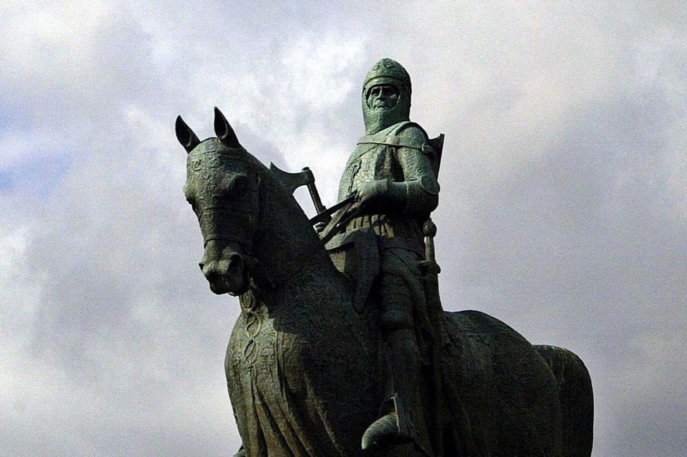 Статуя, изображающая человека в доспехах верхом на коне