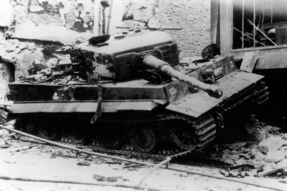 Повреждённый немецкий танк Tiger I среди развалин здания