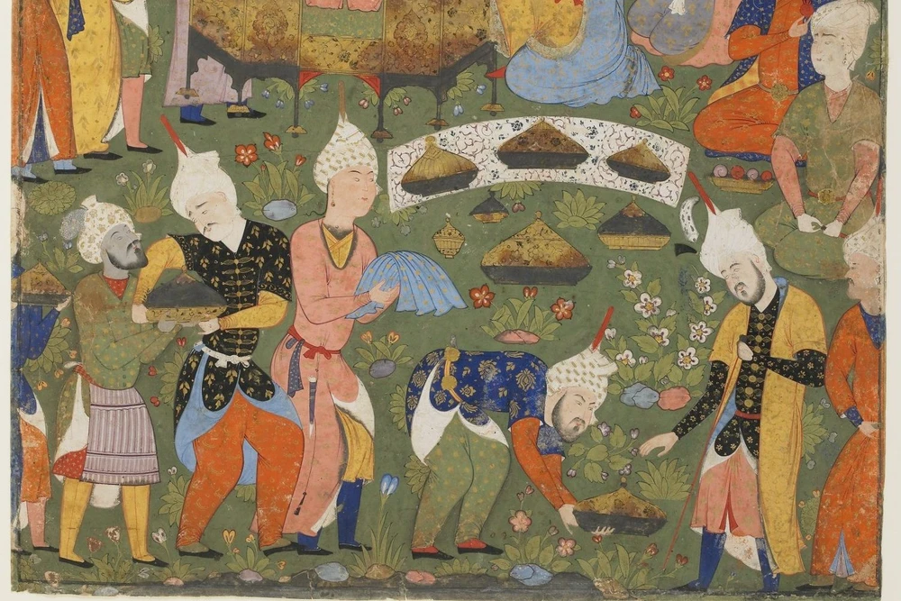 Средневековая восточная миниатюра: слуги и повара подают блюда и готовят еду на пиру, вокруг разложены украшенные подносы с пищей.