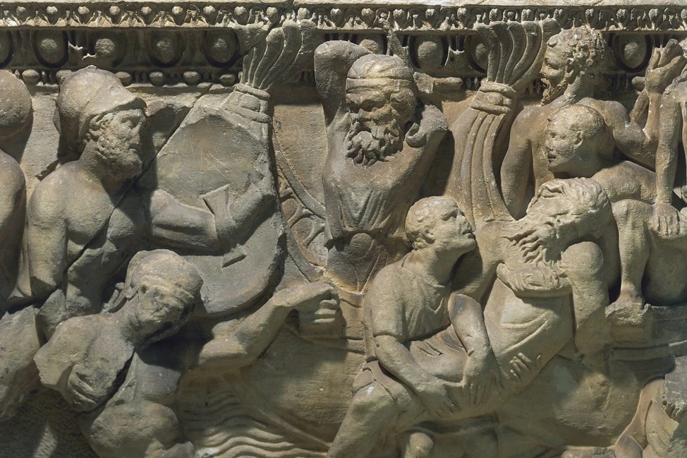 Древнеримский рельеф саркофага: многофигурная композиция, обнажённые и одетые персонажи, классическая скульптура, детализированная резьба по камню.