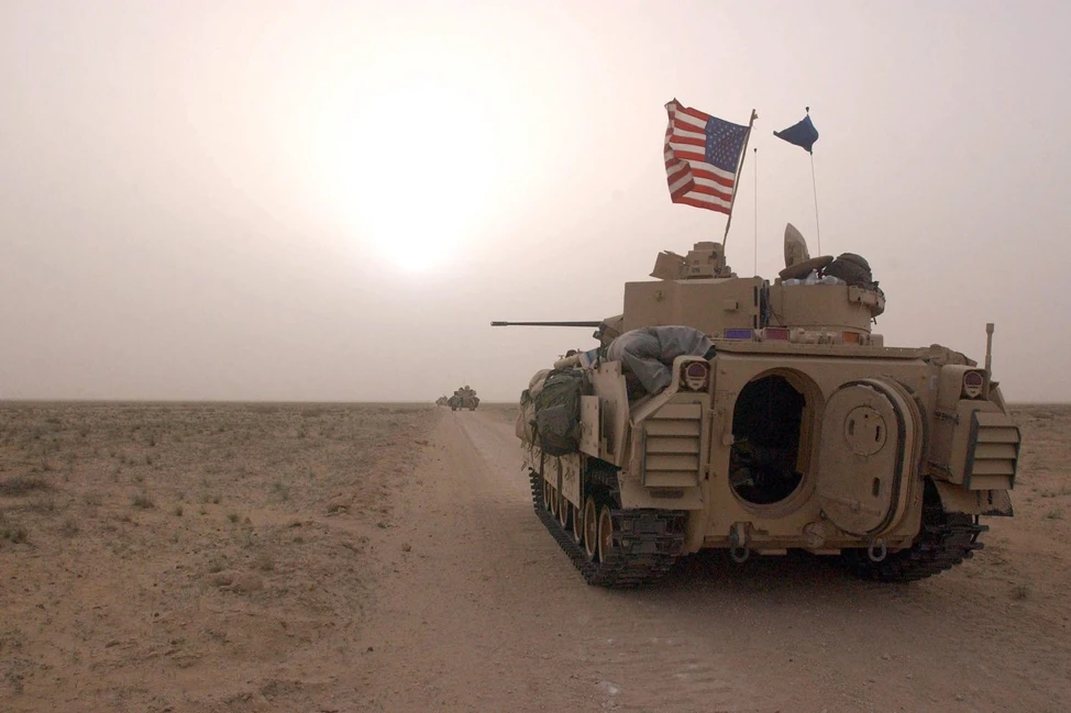 БМП Bradley армии США на границе Кувейта и Ирака, март 2003, подготовка к вторжению в Ирак