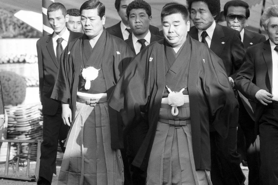 Члены якудза в традиционных кимоно на похоронах в Кобе, 1981 год