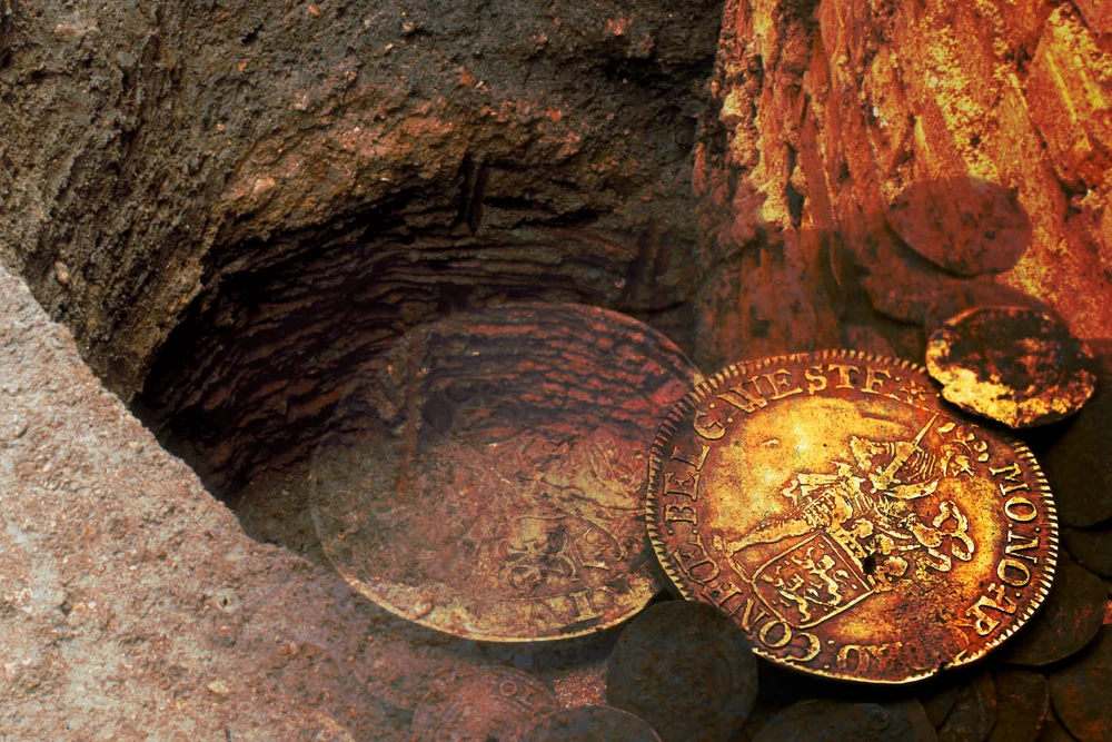 Древние золотые монеты в грунте при археологических раскопках.