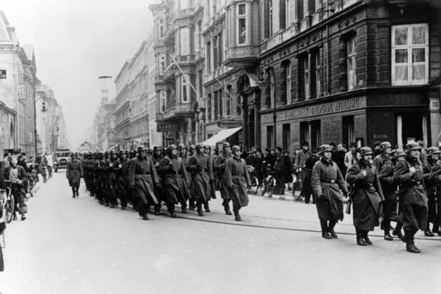 Немецкие войска маршируют по улицам Копенгагена, 1940 год