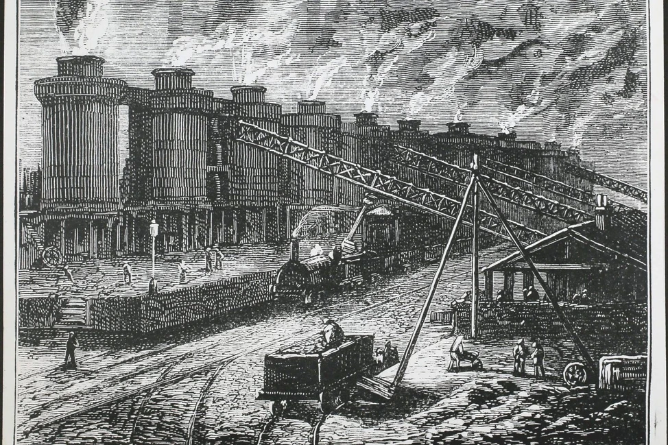 Гравюра XIX века с изображением британского металлургического завода с доменными печами и железнодорожными вагонетками в эпоху промышленной революции.