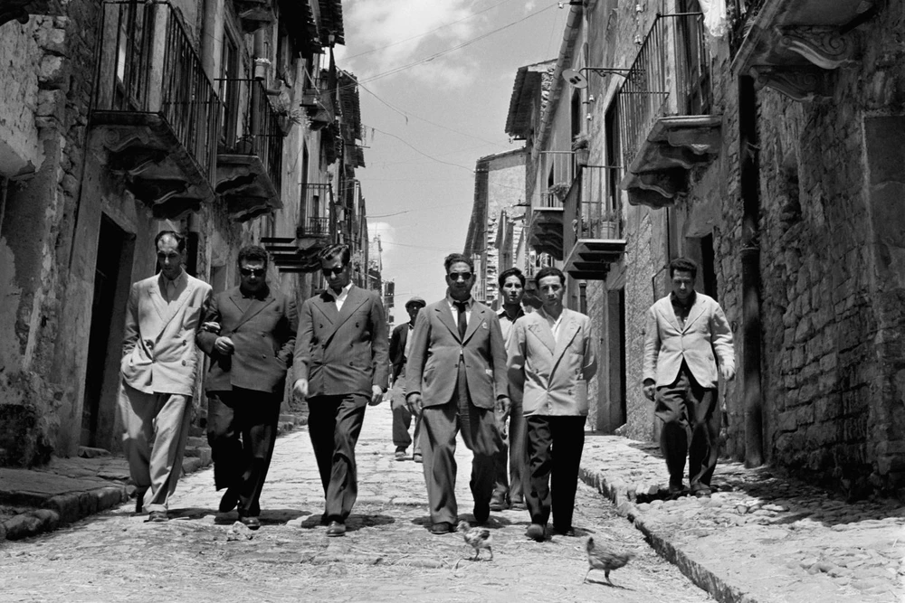Члены сицилийской мафии на улице итальянского города, середина XX века