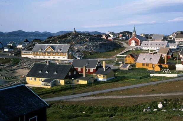 Город Нуук, столица Гренландии: вид на жилые кварталы на скалистом побережье