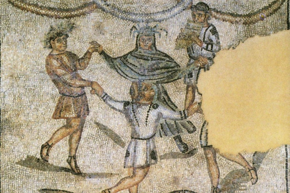 Древнеримская мозаика: фигуры в античных одеждах, одна из которых танцует или движется. Декоративные гирлянды вверху. Сцена празднества или церемонии.