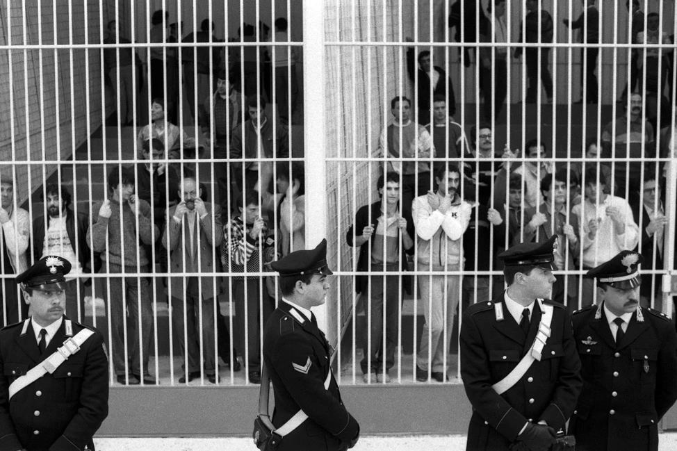 Полицейские охраняют обвиняемых в принадлежности к каморре на суде в Неаполе, 1985 год