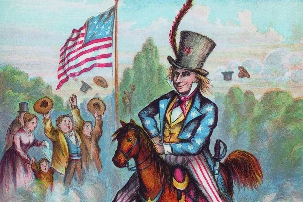 Дядя Сэм верхом на коне в цилиндре с пером и костюме со звёздами. Американский флаг и ликующая толпа, подбрасывающая шляпы, на заднем плане.