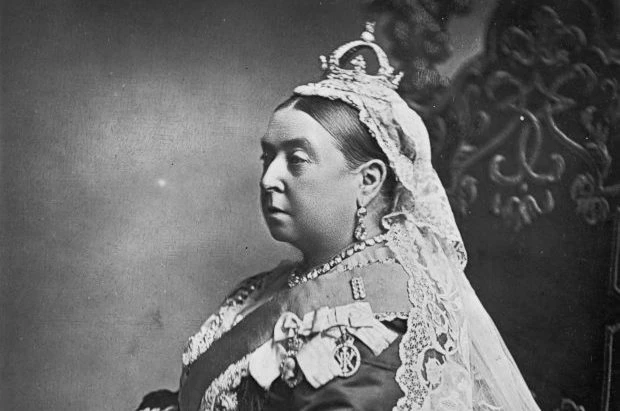 Королева Виктория в короне с кружевной вуалью и парадных регалиях, XIX век