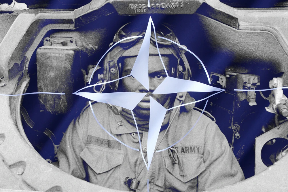 Солдат армии США в бронетехнике с символикой НАТО, иллюстрация военного сотрудничества альянса в период Холодной войны