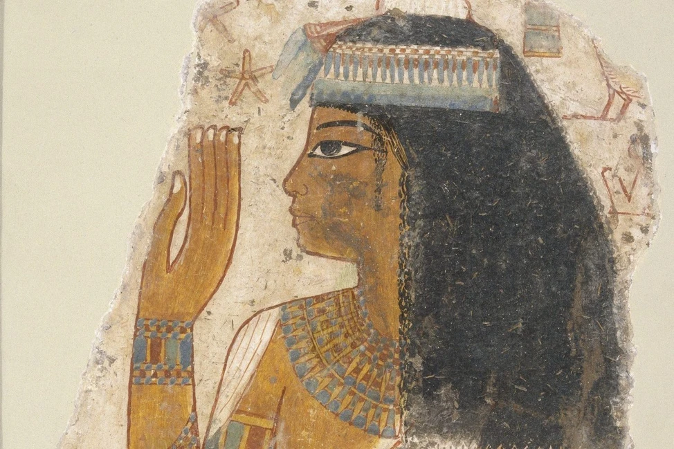 Древнеегипетский фрагмент: женщина в профиль с темным париком и широким ожерельем поднимает руку в жесте поклонения.