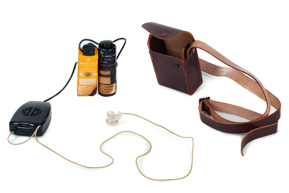 Портативный слуховой аппарат с батарейками, кожаным футляром на ремне и наушником, соединённым тонким проводом