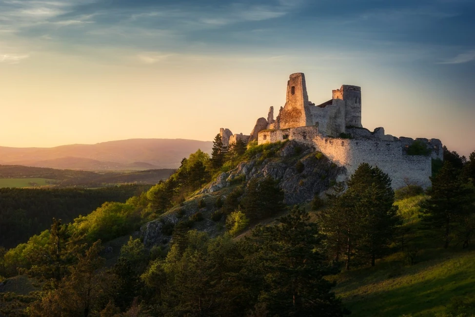 Руины Чахтицкого замка в Западной Словакии, место преступлений графини Елизаветы Батори