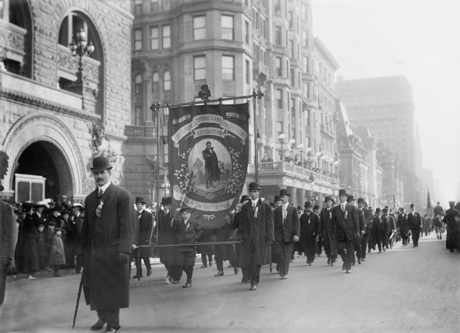 Традиции Дня святого Патрика: парад на Пятой авеню в Нью-Йорке, 1909 год