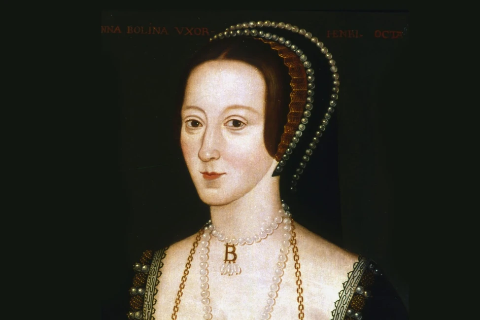 Портрет Анны Болейн работы «Мастера жемчужины», 1584 — реконструкция внешности с ожерельем с буквой B