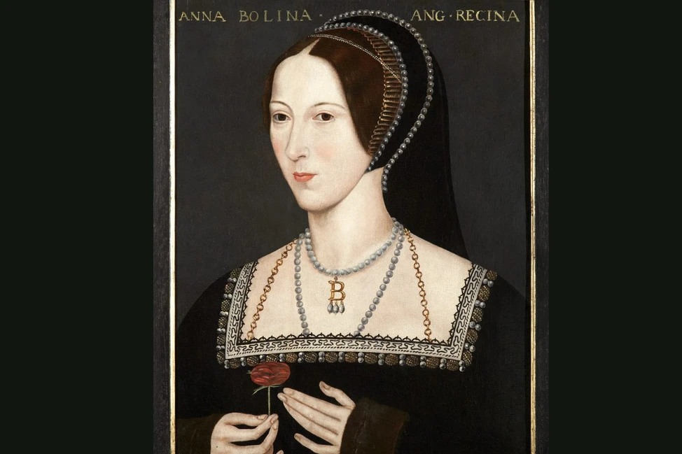 Портрет Анны Болейн «Хиверская роза», 1583 — с красной розой и ожерельем с буквой B, детальное изображение рук для опровержения клеветы о внешности