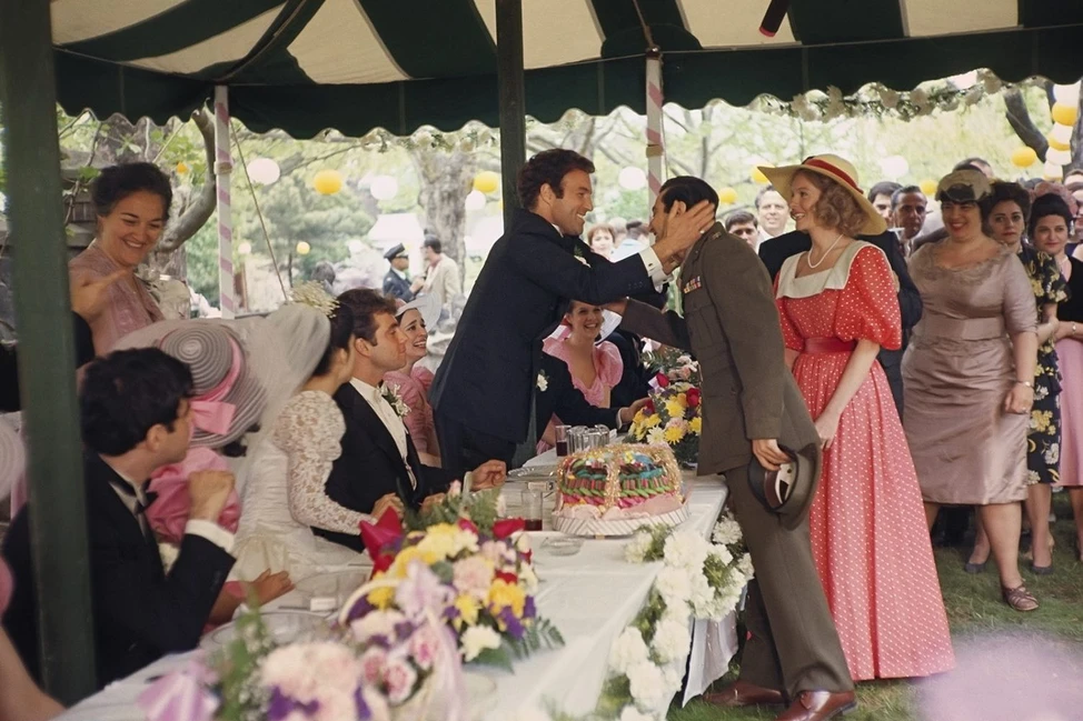 Аль Пачино и Джеймс Каан в сцене свадьбы из фильма «Крёстный отец», 1972