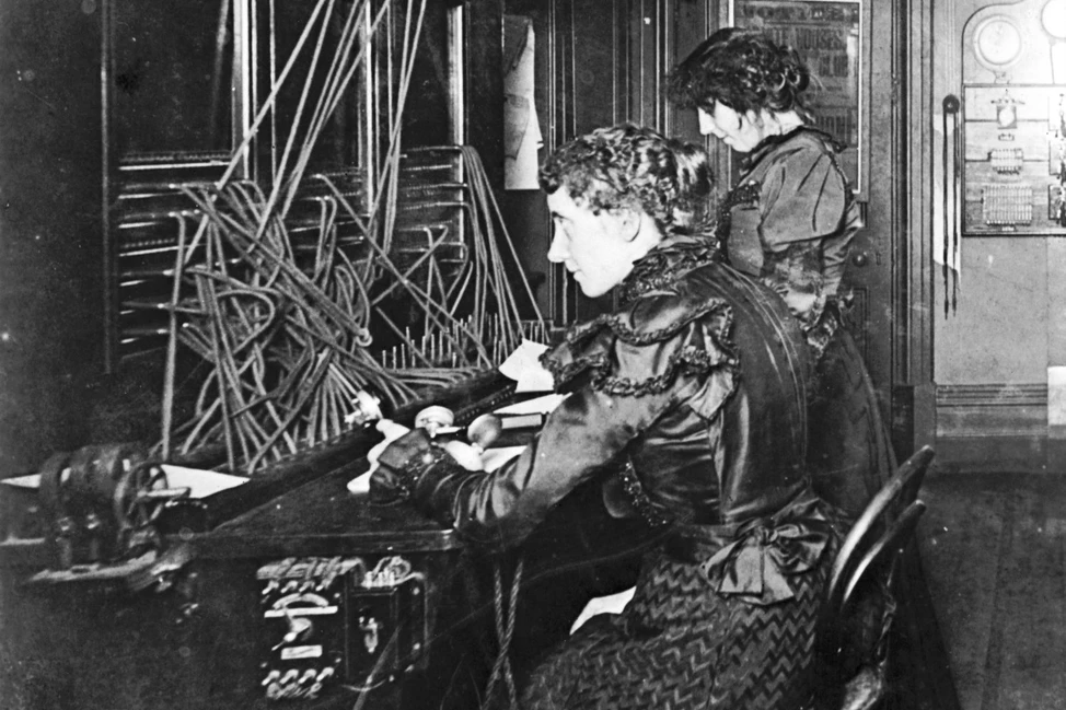 Телефонистки за коммутатором в Главном почтовом управлении, около 1905 года