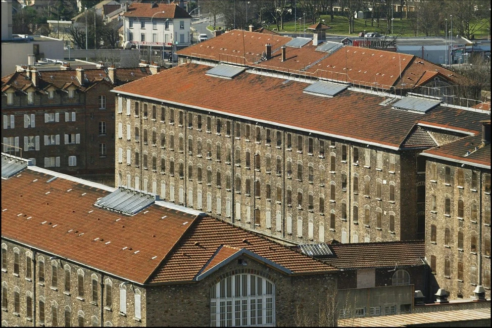 Тюремный комплекс Френ с воздуха: здания с красными крышами и каменными стенами