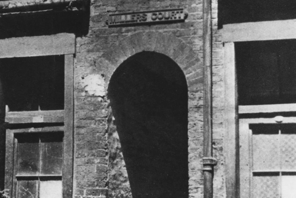 Вход в дом № 13 на Миллерс-Корт, Уайтчепел, Лондон, около 1900 года, место убийства Мэри Джейн Келли Джеком Потрошителем в 1888 году