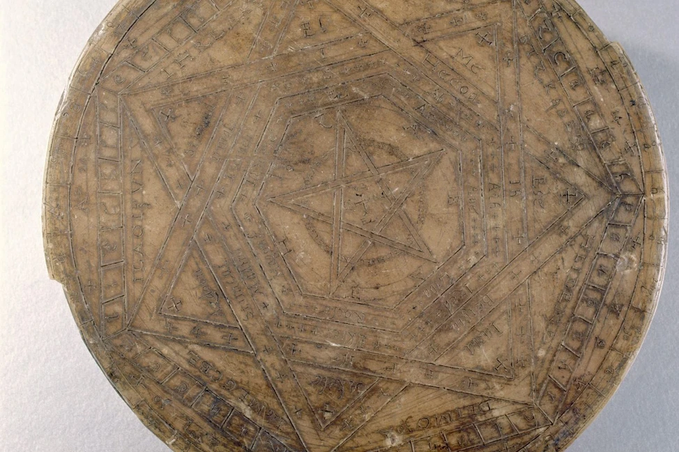 Sigillum Dei («Печать Бога»): круглый восковой диск с пентаграммой, переплетающимися звёздами и мистическими символами