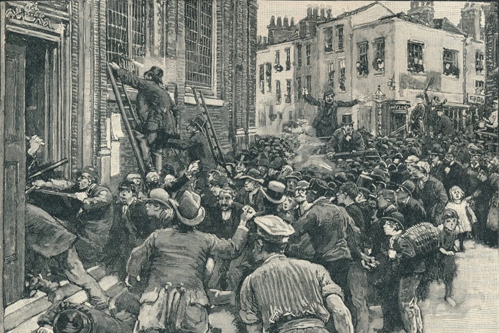 Гравюра: уличные беспорядки в Бирмингеме 1860-х, толпа в викторианской одежде, люди на лестницах у зданий