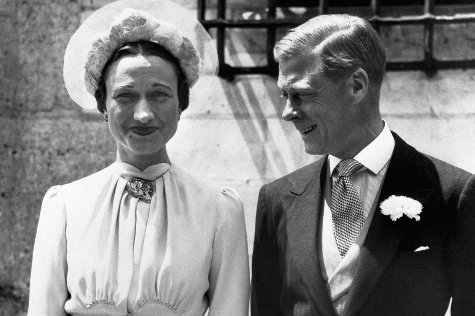 Эдуард VIII и Уоллис Симпсон стоят рядом в свадебной одежде