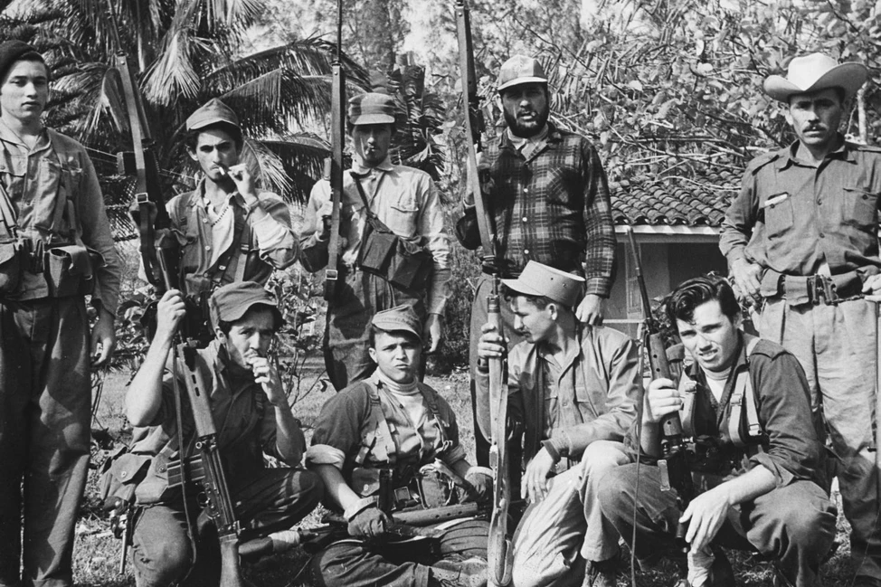 Вооружённые кубинские ополченцы с винтовками в тропической местности, пальмы на заднем плане, 1961 год