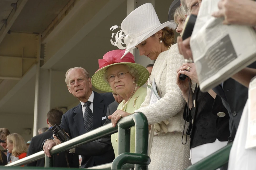 Елизавета II и принц Филипп на трибуне во время Дерби в Кентукки