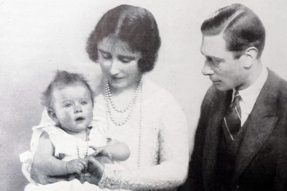 Герцог и герцогиня Йоркские с младенцем Елизаветой на руках, семейный чёрно-белый портрет