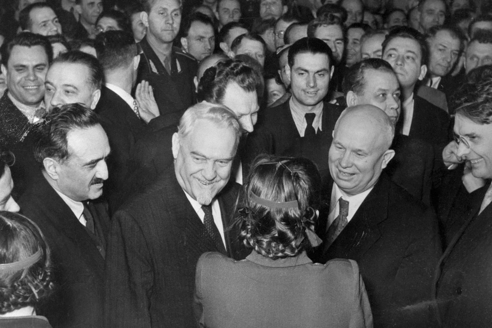 Советские руководители и делегаты в переполненном зале на XX съезде КПСС, мужчины в костюмах, 1956 год