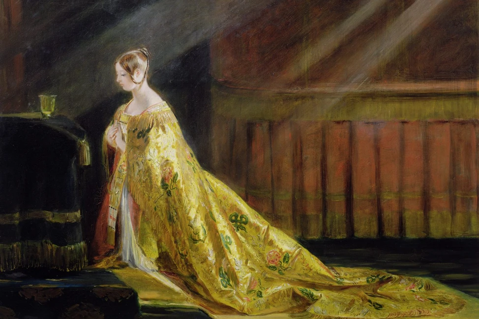 Королева Виктория в золотистом коронационном одеянии у трона