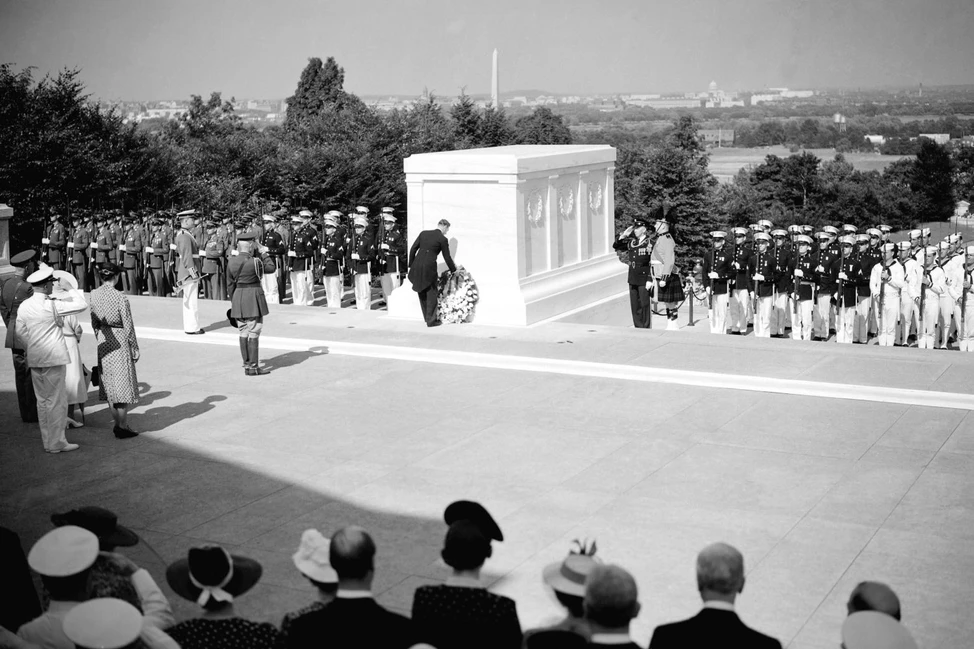 Георг VI возлагает венок к Могиле Неизвестного солдата перед почётным караулом