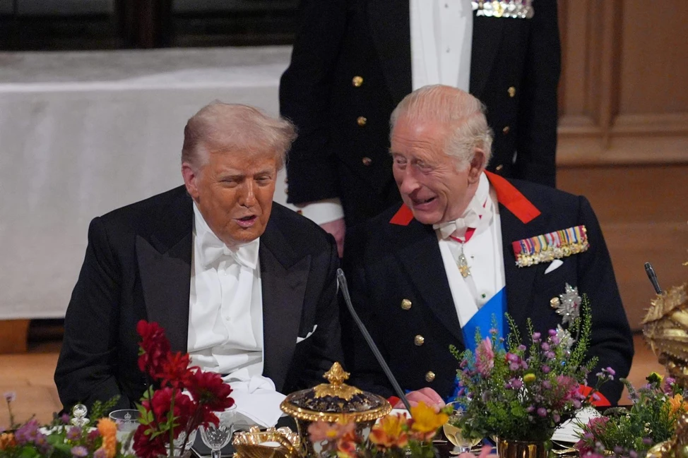 Дональд Трамп и Карл III сидят за столом на торжественном банкете
