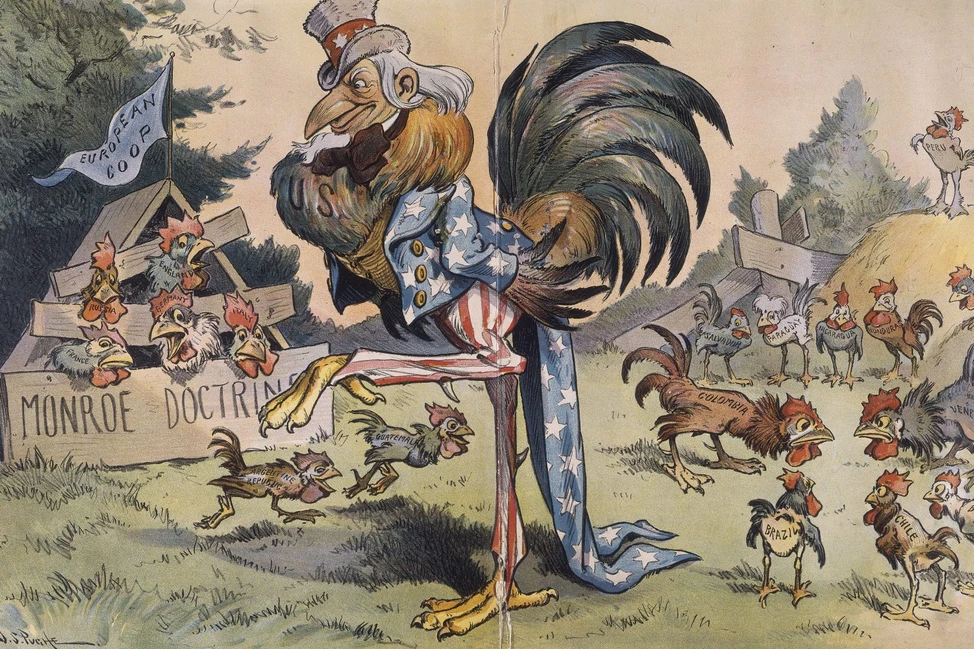 Карикатура 1901 года: дядя Сэм в образе петуха в звёздно-полосатом одеянии среди кур, курятник с надписью Monroe Doctrine