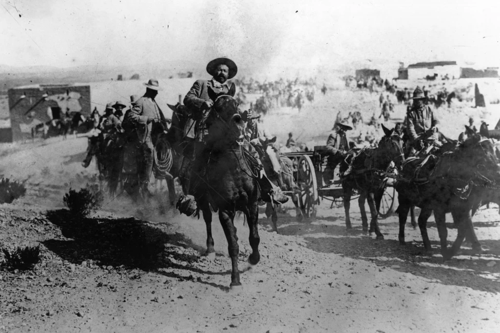 Панчо Вилья в сомбреро верхом на коне ведёт вооружённых всадников, Мексиканская революция, 1911 год