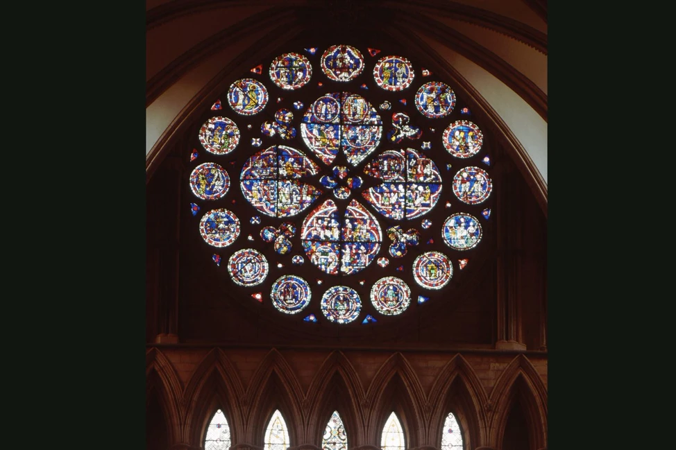 Готическое витражное окно-роза с многоцветными круглыми медальонами в Линкольнском соборе, Англия