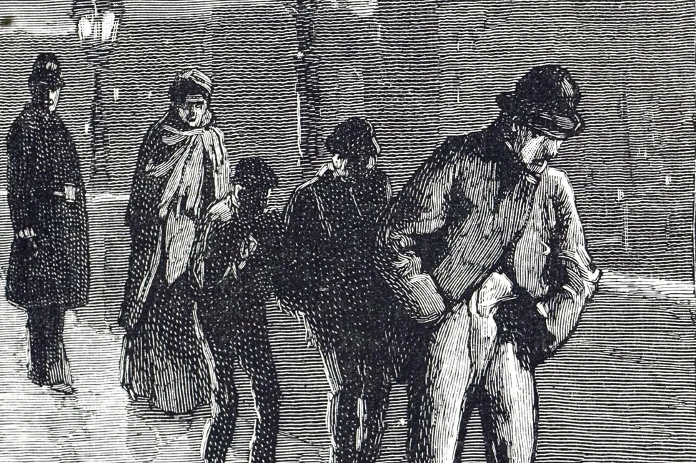 Гравюра: полицейские в шлемах и горожане в викторианской одежде на улице, XIX век