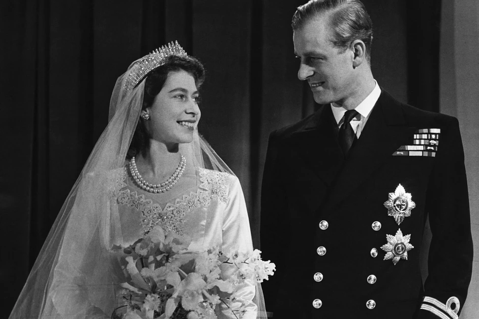 Принцесса Елизавета в свадебном платье и Филипп Маунтбеттен в военной форме