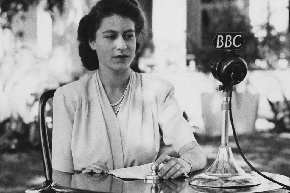 Принцесса Елизавета за столом перед микрофоном BBC, 1940-е