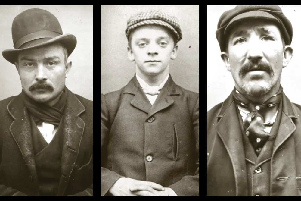 Три члена банды «Острые козырьки» в котелках и кепках, характерная одежда 1890-х годов