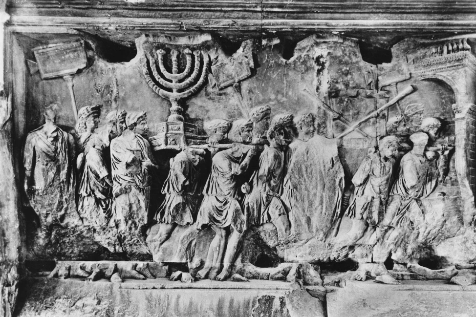Рельеф арки Тита с римскими солдатами, несущими храмовую менору в триумфальном шествии