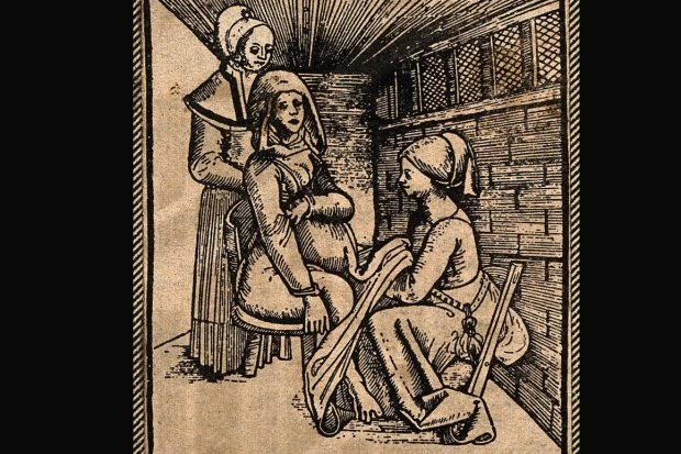 Роженица на родильном стуле, рядом повитуха и женщина-помощница на средневековой гравюре