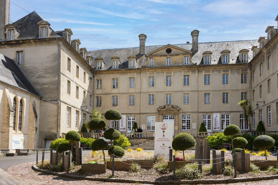 Здание музея гобелена из Байё с внутренним двором и фигурно подстриженными деревьями