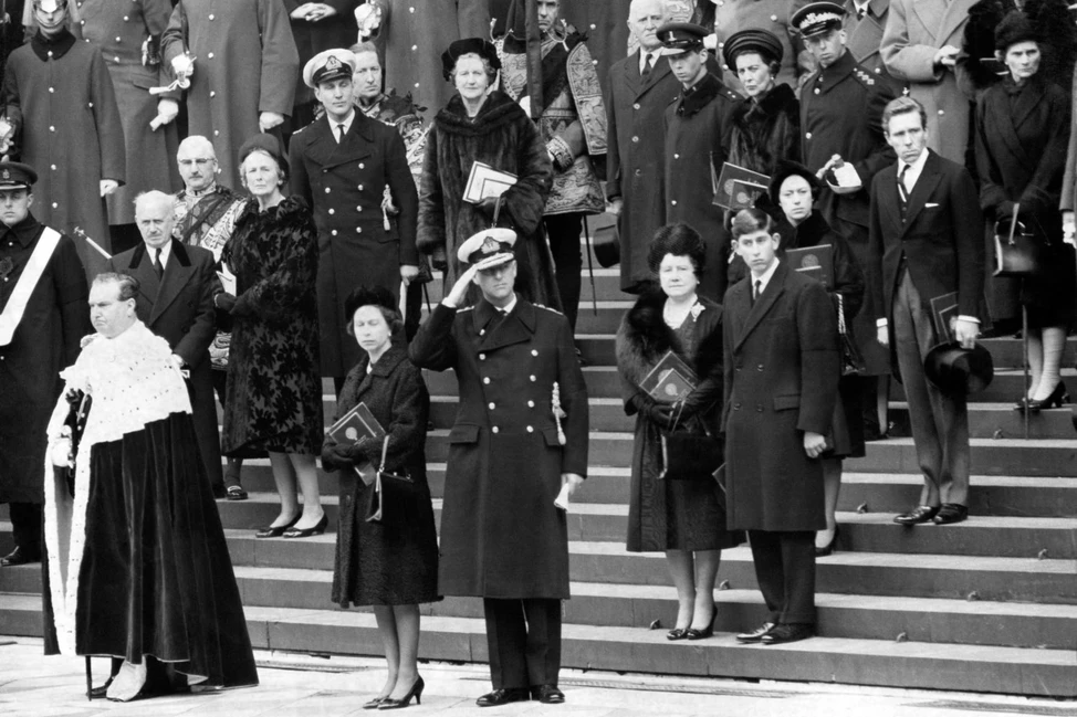 Королева Елизавета II и члены королевской семьи на ступенях во время траурной церемонии