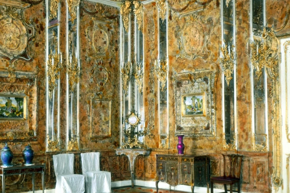 Янтарная комната с золочёным декором, зеркалами, картинами и мебелью