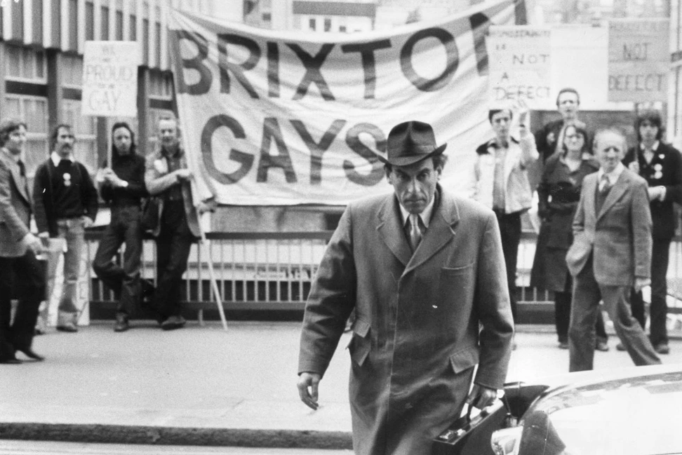 Джереми Торп проходит мимо активистов с плакатом «Brixton Gays» у здания суда Олд-Бейли