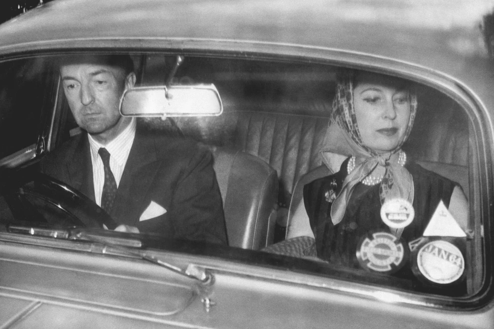 Джон Профьюмо и Валери сидят в автомобиле после его отставки, 1963 год